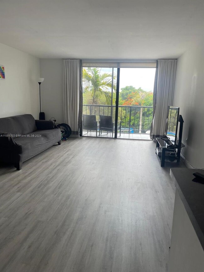 9682 Fontainebleau Blvd Condo Unit 405 - Condo for Rent in Miami, FL ...