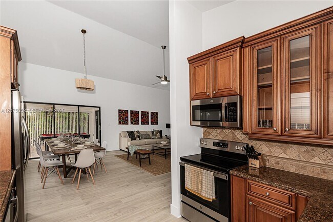 Photo - 216 SE 9th St