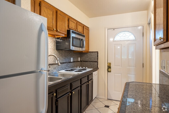 2BR, 1BA - 625SF - Kitchen
