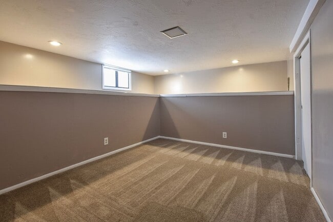 665 E Garfield Ave Unidad Basement