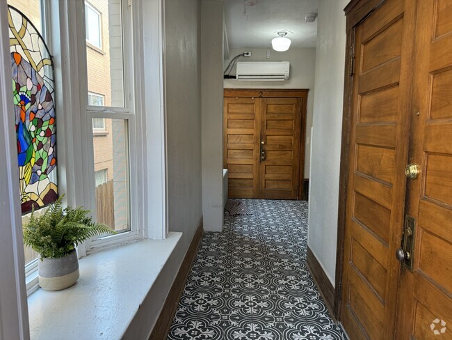 Building Photo - Top Floor studio in Cap Hill! Free laundry! Unit 11 Rental