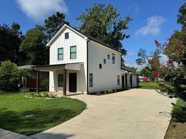 Photo - 111 S College St House