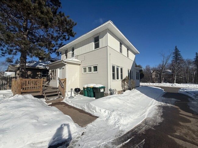 Photo - Duluth MN 6-Bedroom - 2-Bath - 2-Car Garage