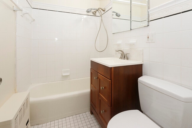 8600.Skokie.C1-8 - Garden House Apartments