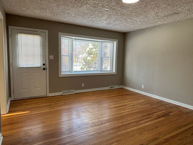 Photo - 5653 Indianola Ave