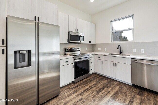 Photo - 406 W 7th St