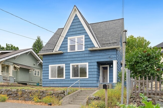 Building Photo - Spacious 4BR Turn-of-the-Century Charmer in the Heart of Bremerton!