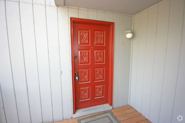 Building Photo - 2 bedroom 1 bath upstairs apartment