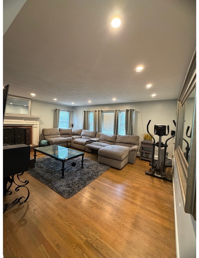 Photo - 27 Lenox Ave Unidad #1