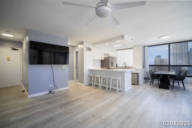 Photo - $3,500 / 2br - 896ft2 - Renovated and Modern 2BR/2BA/1PKG unit in the Royal Capito