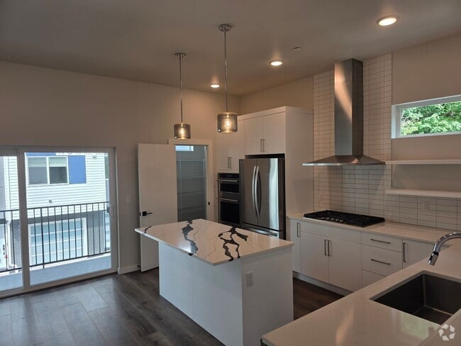 Building Photo - Beautiful New Townhouse 4BD Bothell