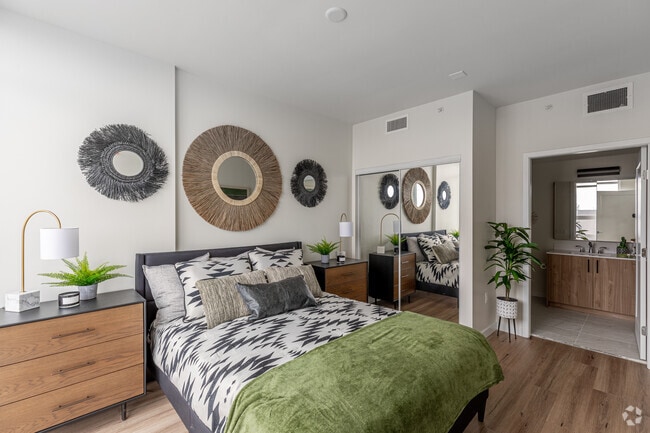 3BR, 2BA - 1,048SF - Broadway Towers