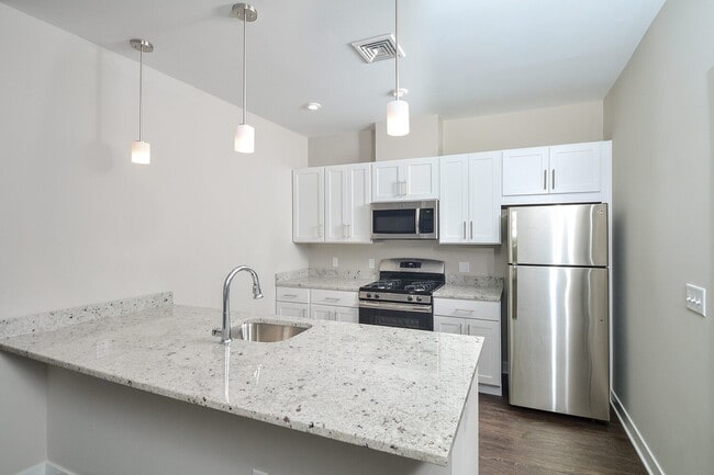 2 Bed, 2 Bath Kitchen - The Glades Rental