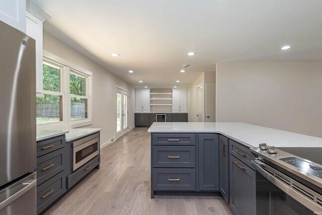 4809 E Ridgewood Dr