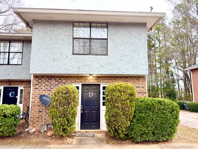 Building Photo - Welcome to this charming 2-bedroom, 2-bathroom home located in the heart of Fayetteville, GA.