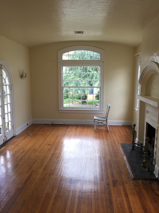 Photo - 9 Trianon Plz