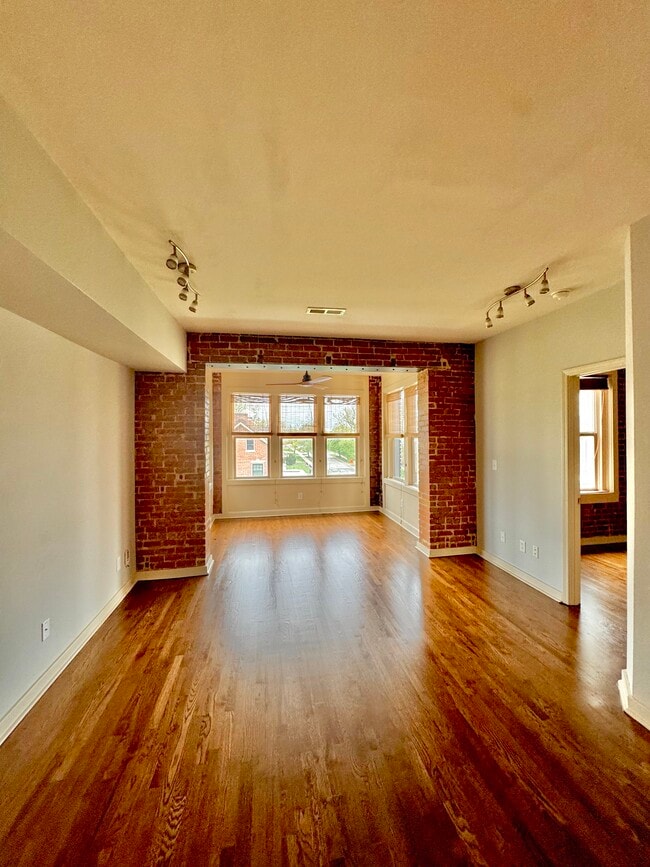 Living room with sunroom - 200 E 43rd St Unit Berkeley condo
