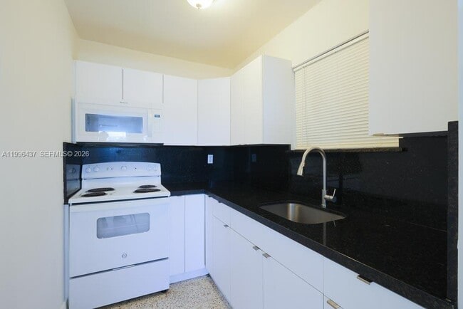 Building Photo - 3050 NW 21st Ave Unit 9