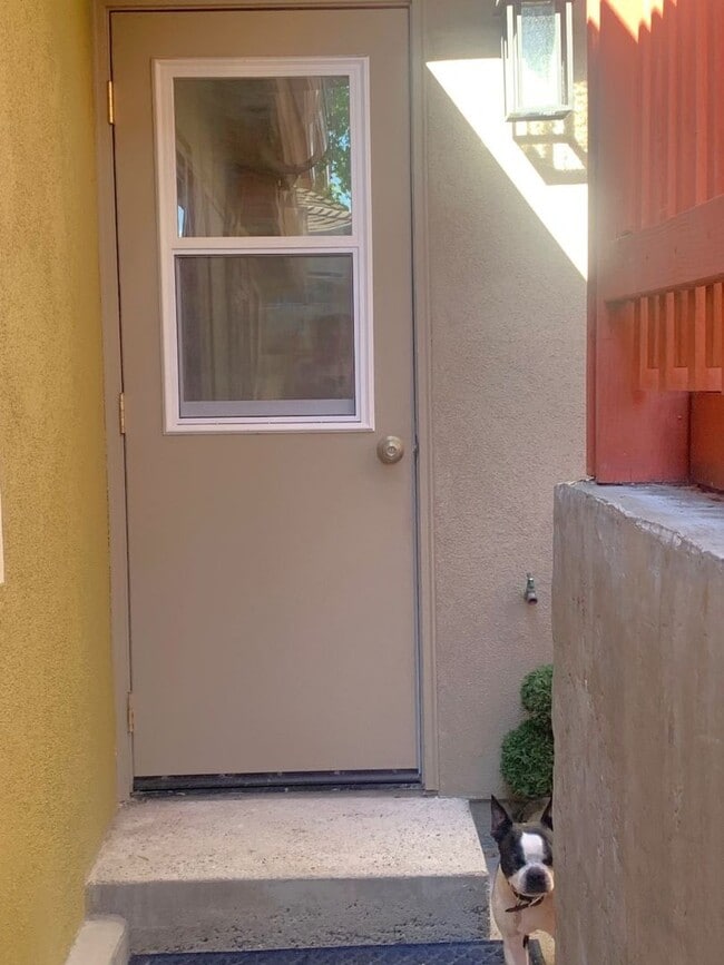 Building Photo - Adorable Studio in established neighborhood