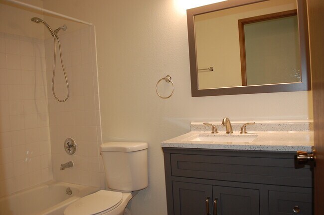 Photo - 108 Kensington Ave S Unit #4