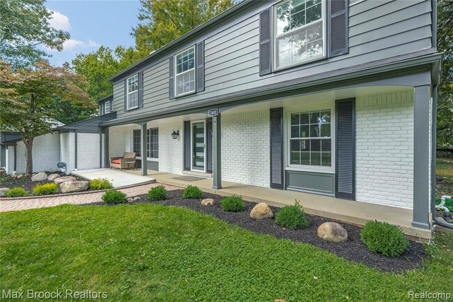 2601 Lamplighter Ln