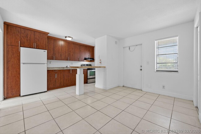Building Photo - 4081 N Dixie Hwy Unit 17