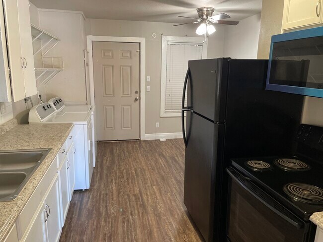 Kitcher/Dinning - 1318 W Blum St