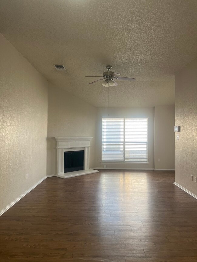 Photo - 3/2/2 Burleson ISD! fresh paint, New carpet ! 2 dining rooms, easy access to fort worth & 35
