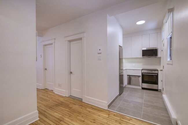 Building Photo - 6885-6891 Sherbrooke west Unit 25