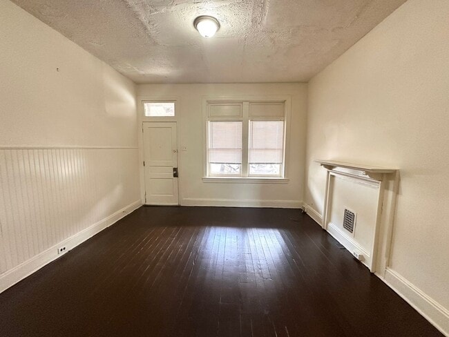 Photo - 4 Bedroom 1 Bathroom w/Garage in York City!