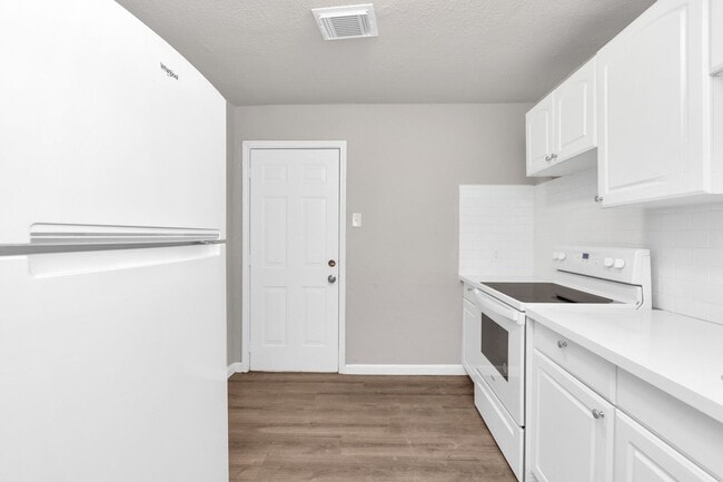 Photo - NICE 2 BEDROOM 1 BATH WITH 1600 SF