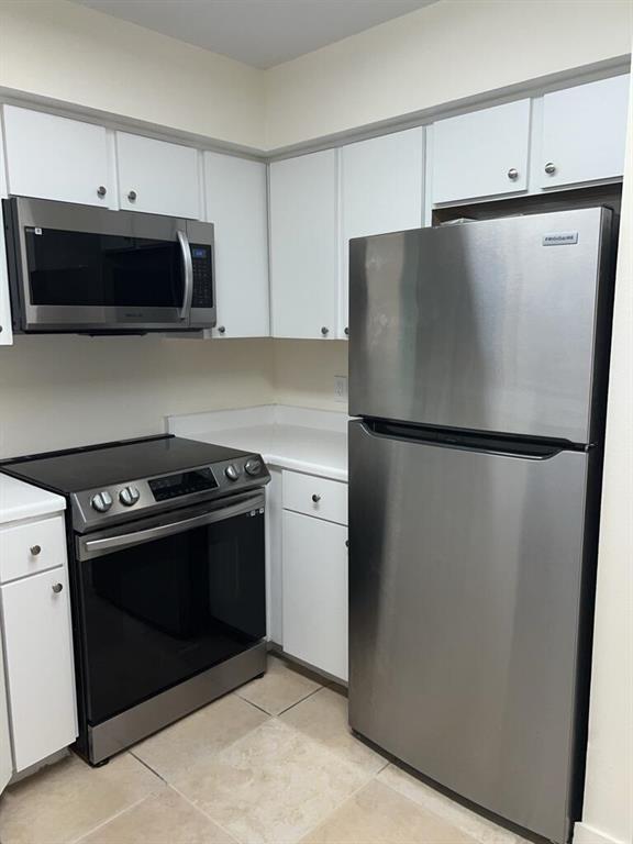 Kitchen - 2350 NW 27th St Unit Sailboat Pointe