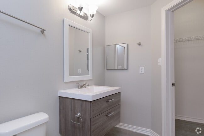 3BR, 2BA - 1188SF (Sunset) - Bathroom