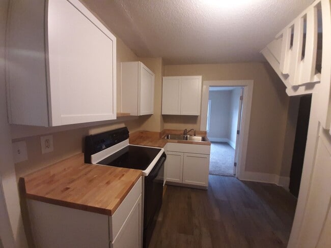 Building Photo - 3 Bedroom, 1 Bathroom home with new kitchen!