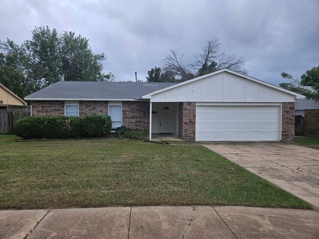 Building Photo - (3) Bed/(2) Bath Pets Negotiable Avail NOW!