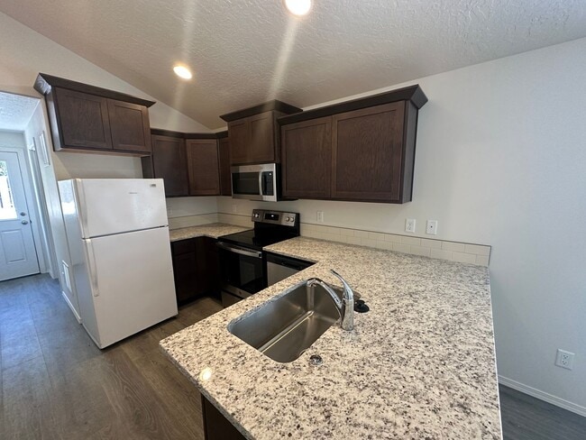 Photo - MIDTOWN Newer 2 Bdrm Cottage, 1 bath, Air Conditioning, Laundry Room, Large Patio, Off Street Par...