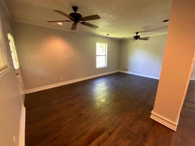 Photo - 1107 Esma St