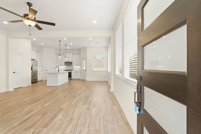 Photo - 106 W Coralburst Lp
