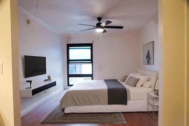 Dormitorio principal virtualmente ambientado - 7777 W 91st St