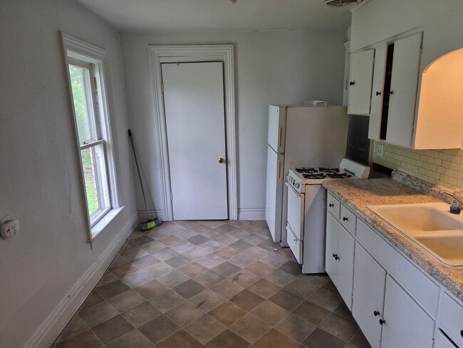 Building Photo - 227 Douglas Ave Unit 3