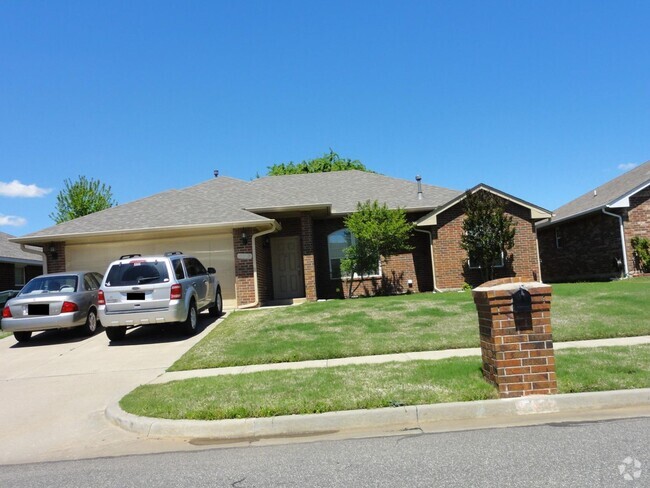 Building Photo - 3 bedroom 2 bath home close to campus