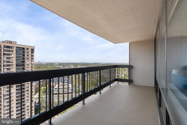 Photo - 3705 S George Mason Dr Unidad 2202S