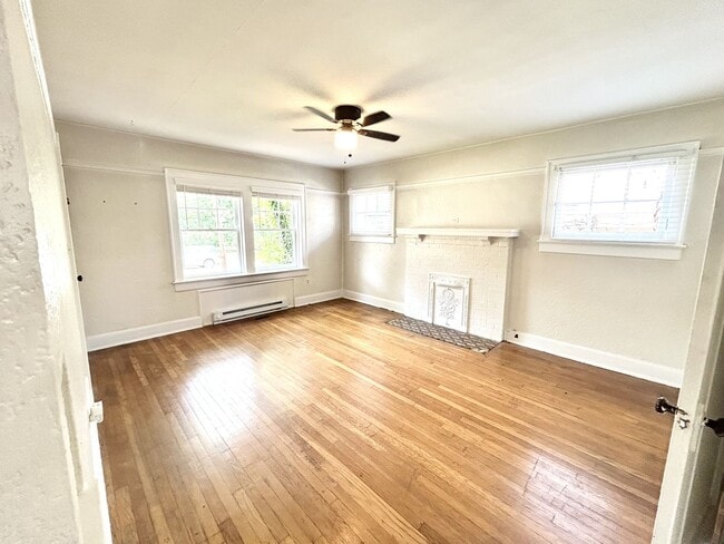 Building Photo - 716 Forest Ave Unit #2