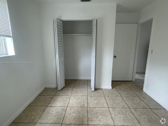 Building Photo - 4420 NW 60th St Rental