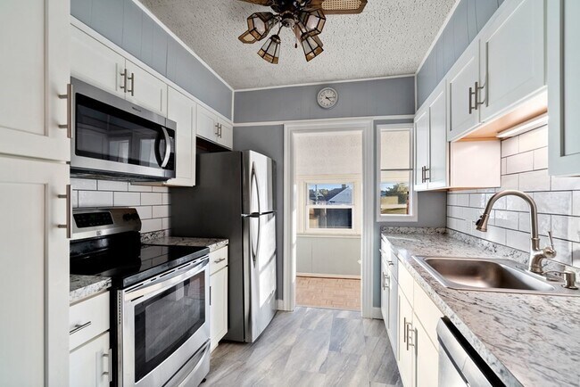 Building Photo - 14 Windsor Rd Unit 1 Rental