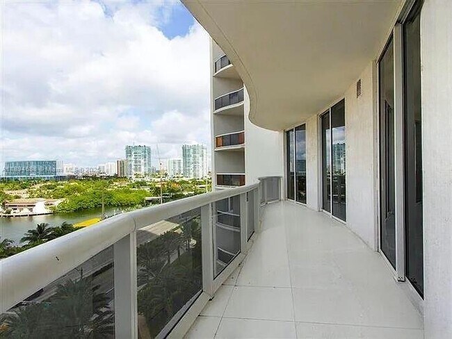 Photo - 15901 Collins Ave Unidad 705