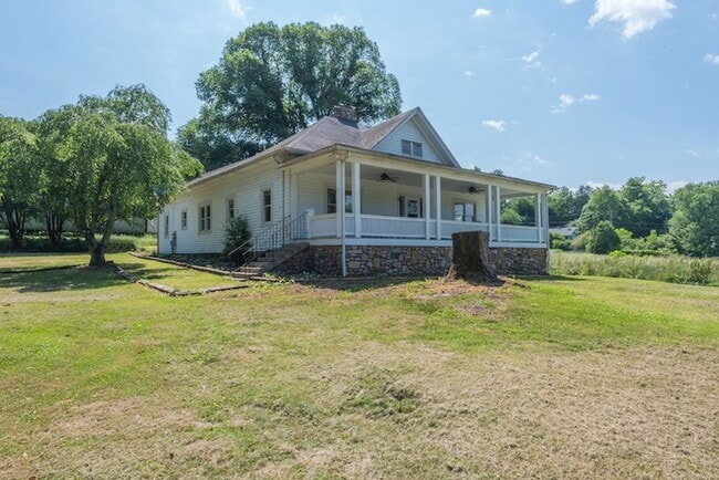 Building Photo - Weaverville Farmhouse Rental!