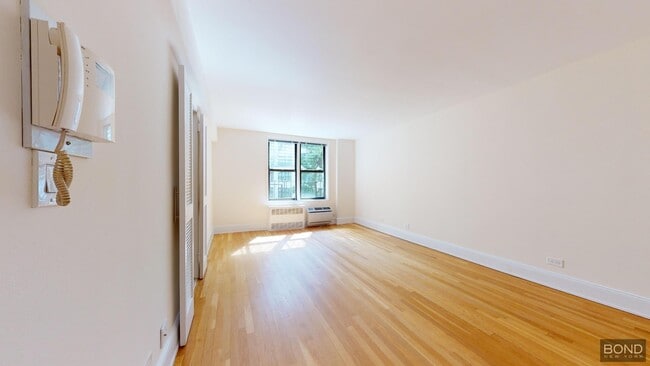 Building Photo - 305 W 13th St Unit 2F Rental