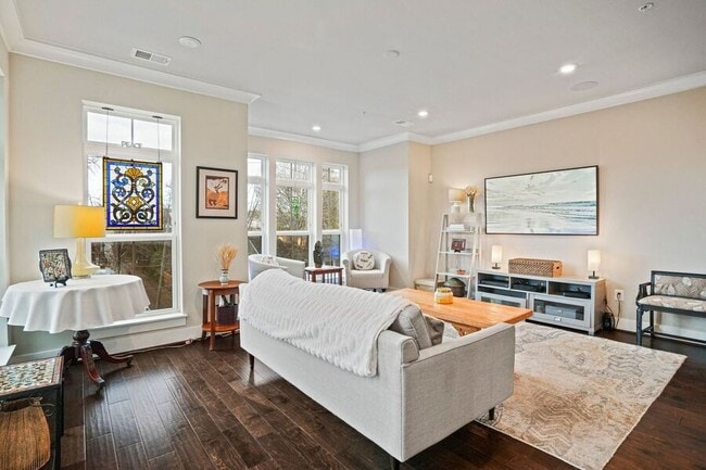 Building Photo - 820 Fern Pl NW