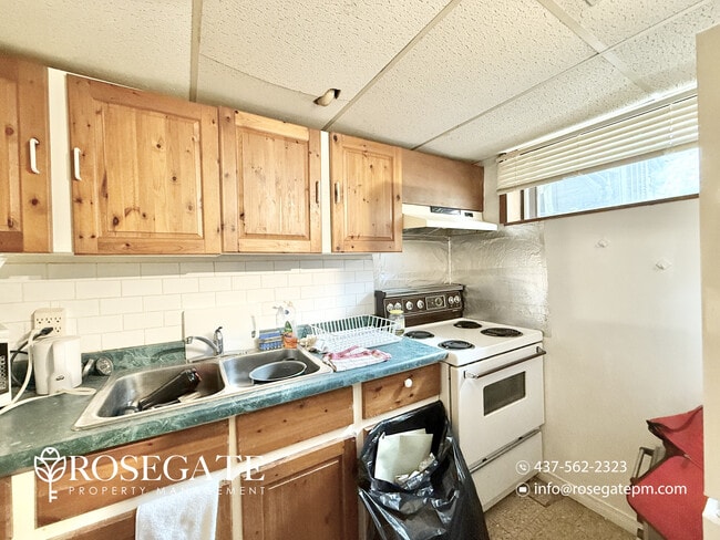 Building Photo - All-Inclusive 1-Bedroom Basement Apartment with Internet & Cable Included – Scarborough Unit 2